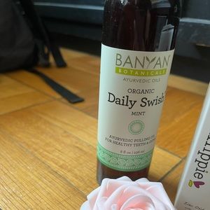 Banyan botanicals organic daily swish mint mouthwash with Ayurvedic pulling oil